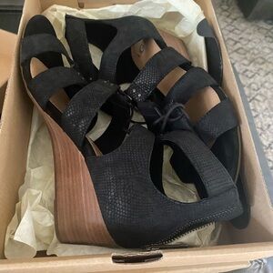 UGG Black Strappy Sandals with Chunky Heel
